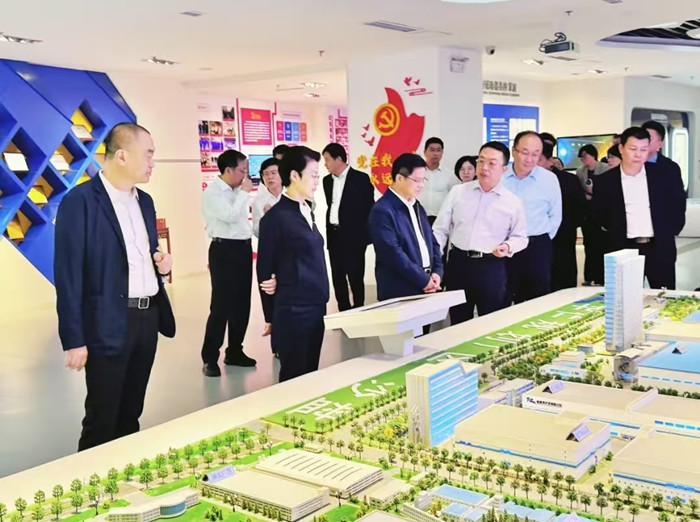 2024年10月17日，国家药品监督管理局副局长雷平同志、山东省副省长王桂英、山东省药品监督管理局局长李涛一行，在青岛市相关部门领导陪同下莅临AG亚娱集团药业调研指导。